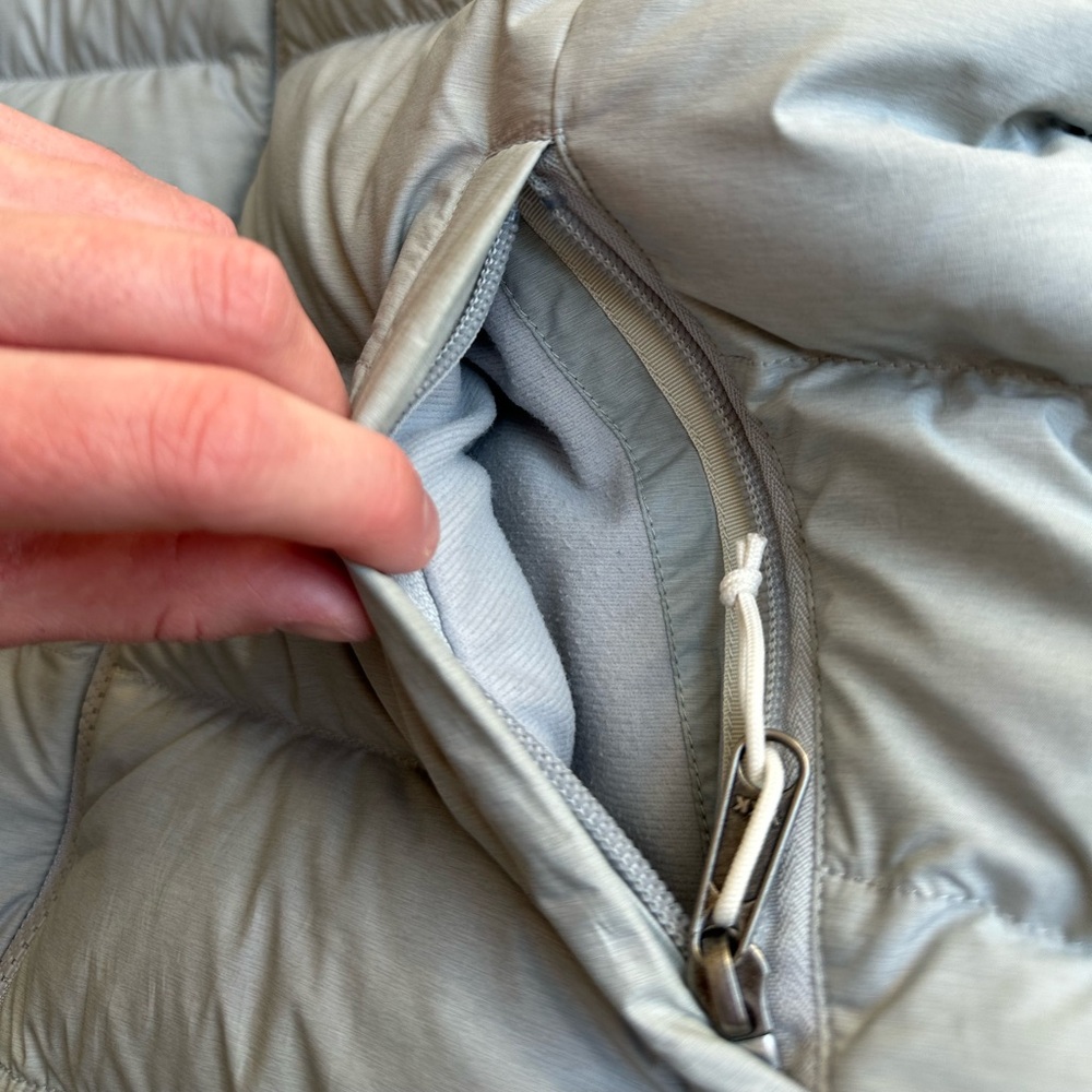 The North Face 700 Fill Down Vest Women’s Small Light Gray Puffer Zip Front - Picture 8 of 12